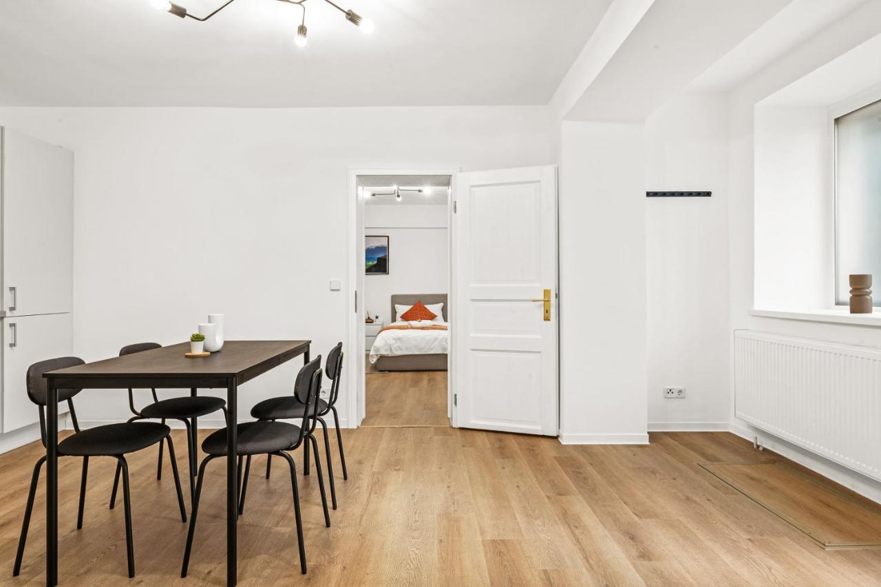 2 Apartments, 4 Betten, Vollmoebliert,zentrale Lage Am S-bahnhof Appartement