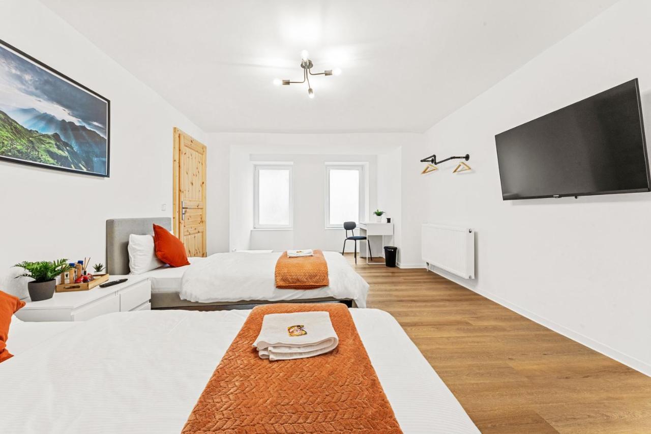 2 Apartments, 4 Betten, Vollmoebliert,zentrale Lage Am S-bahnhof Appartement