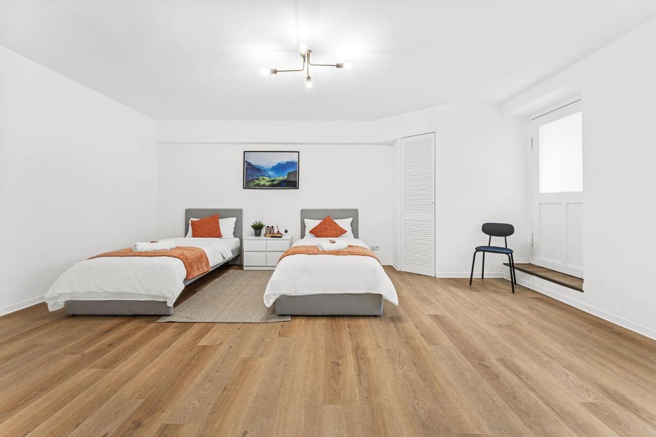 2 Apartments, 4 Betten, Vollmoebliert,zentrale Lage Am S-bahnhof Appartement Berlijn